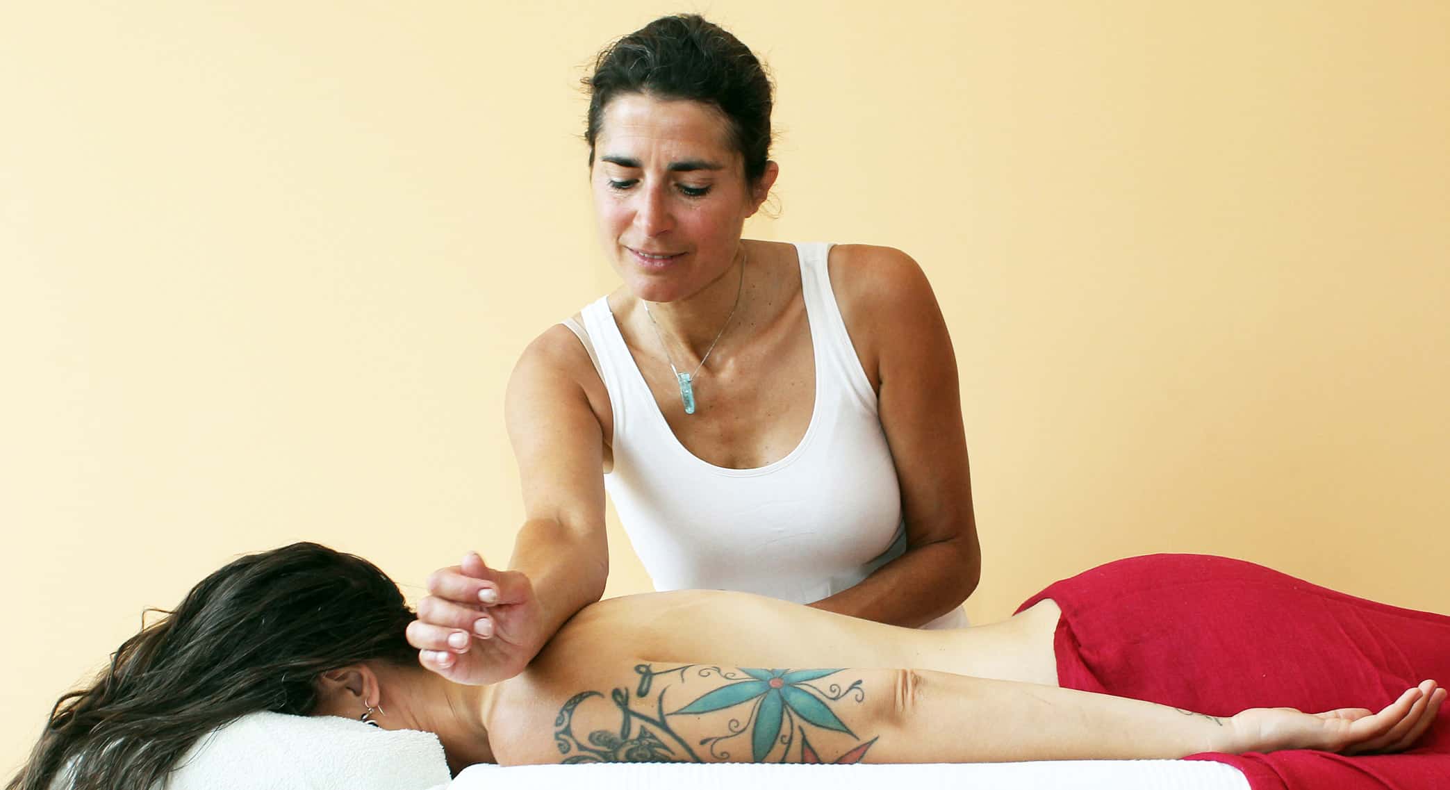 monika schaffner gibt einer klientin eine lomi lomi massage
